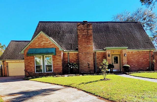 Spacious 4-bedroom 2-bath POOL HOUSE fully fenced