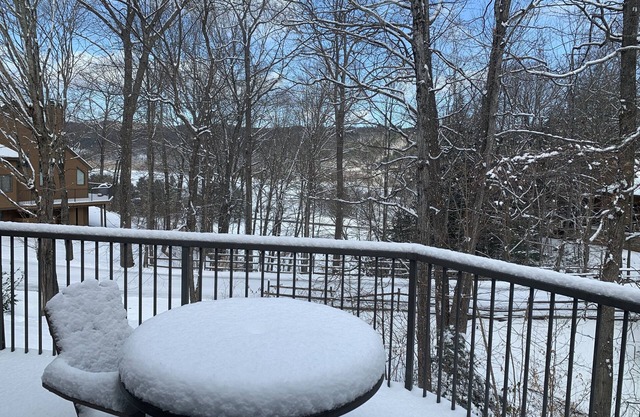 Spacious 4 Bedroom/3 Full Bathroom Family Friendly Townhouse in Quechee Lakes