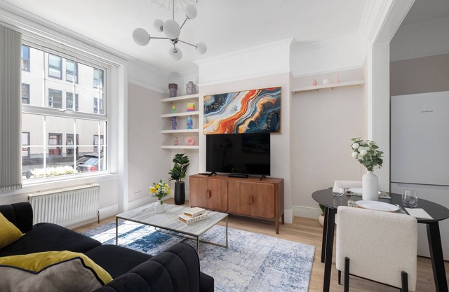 Spacious 4-bedroom apartment with AC and fitness room in marvelous London