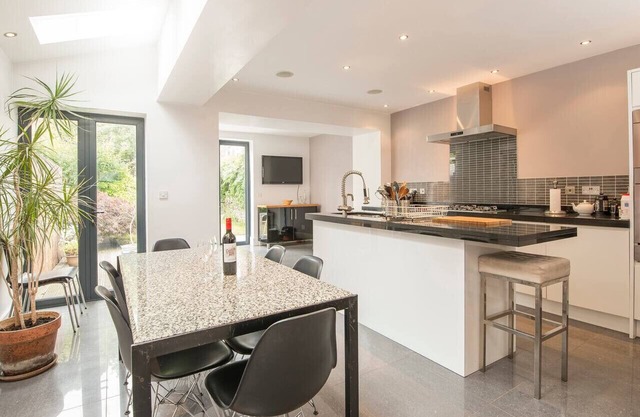Spacious 4 Bedroom Character Home in Pontcanna!