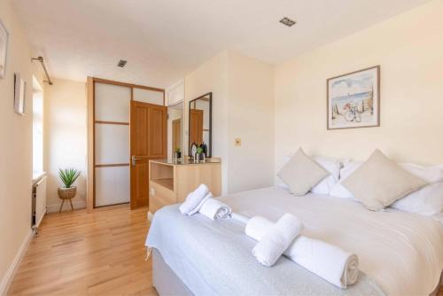 Spacious 4-Bedroom Home - Parking - Garden