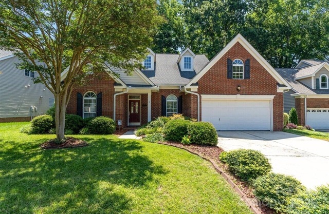Spacious 4-bedroom house in welcoming Charlotte with AC close to shopping center