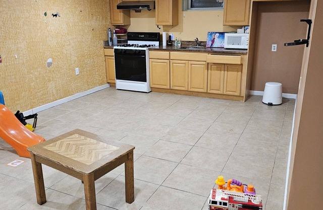 Spacious 4-Bedroom Home in Edison Perfect for Your Stay, Direct Train to NYC!