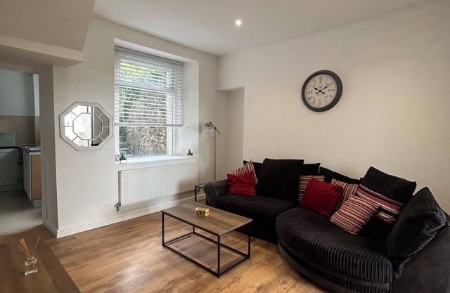 Spacious 4 Bedroom House - Central & Pet Friendly