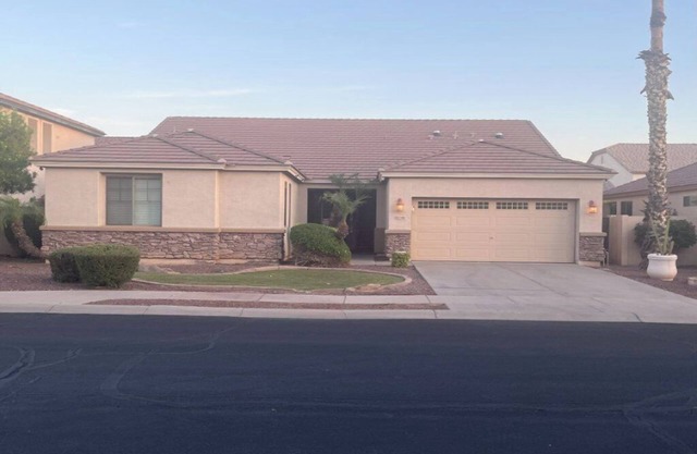 Spacious 4-bedroom house in delightful Avondale with WiFi, AC