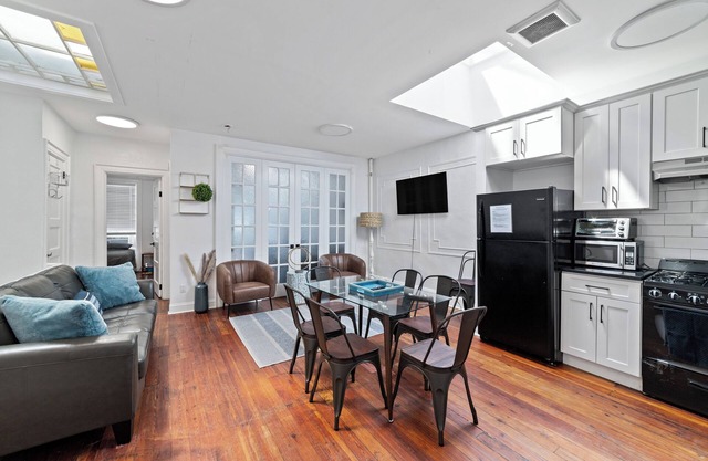 Spacious 4-bedroom house in vibrant Brooklyn with WiFi and AC