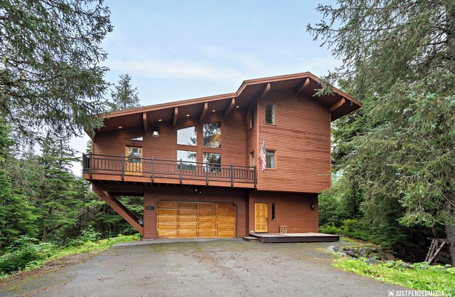 Spacious 4-bedroom house located on a quiet street with amazing views.