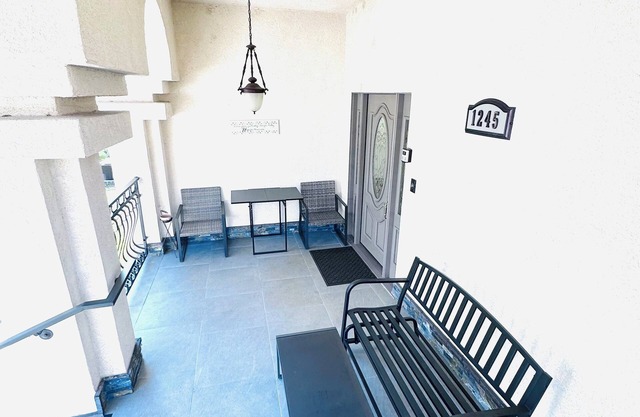 Spacious 4-bedroom house with AC, WiFi in welcoming Glendale