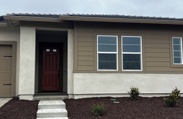 Spacious 4-bedroom house with WiFi and AC in welcoming Woodland CA