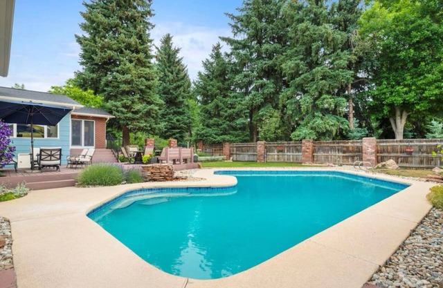 Spacious 4-bedroom house with fast WiFi, trails and views, pool