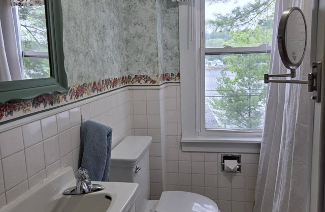 Spacious 4-bedroom house with, Private Beach, WiFi, AC in peaceful Alton