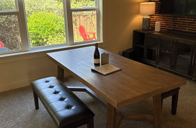 Spacious 4-bedroom house in enchanting Eugene, 3 short blocks to Hayward Field