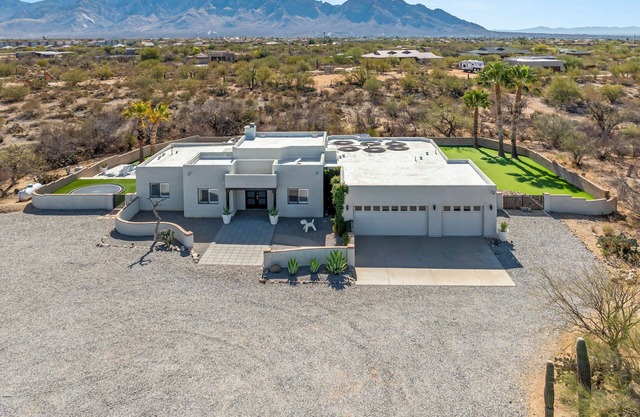 Spacious 4-bedroom house with private pool and Spa and Batting cage