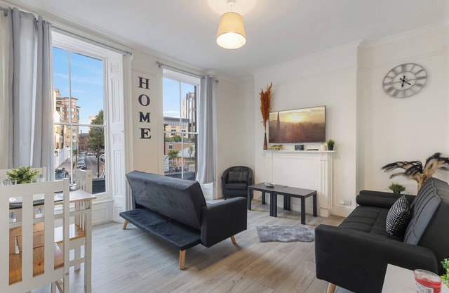 Spacious 4-Bedroom Oasis – Perfect for Groups & Families, Close to Tower Bridge!
