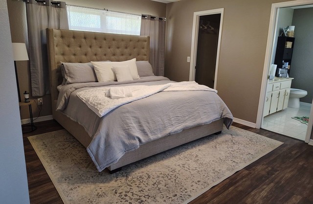 Spacious 4-bedroom oasis in charming Ocala with WiFi, AC and pool