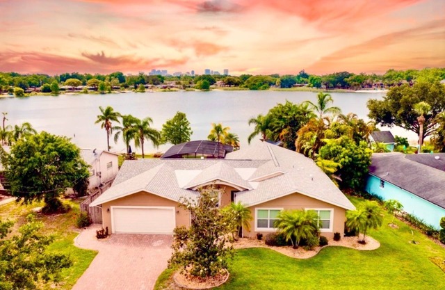 Spacious 4-bedroom Orlando Lakefront House w/Pool near Downtown