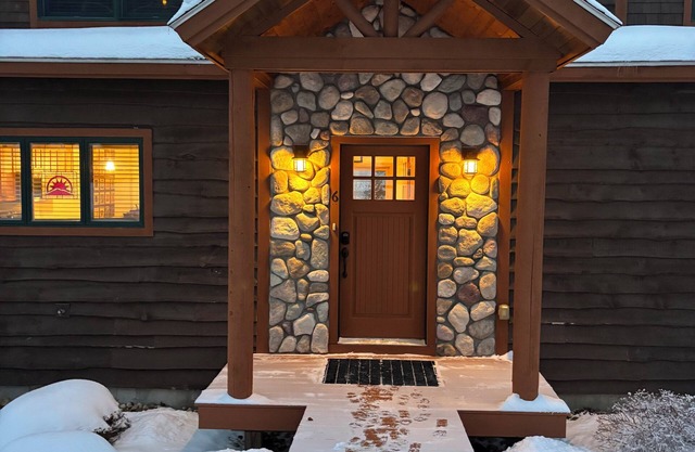 Spacious 4-bedroom Ski- in/Ski-out condo in enchanting Sunday River w/Hot Tub
