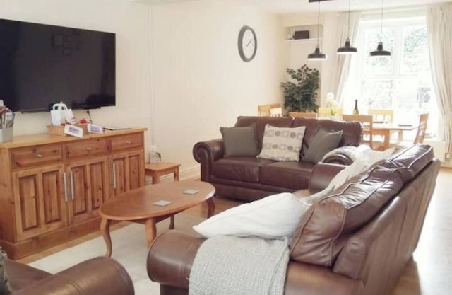 Spacious 4-bedroom town house in picturesque Pwllheli