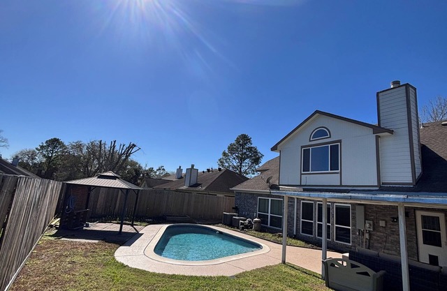 Spacious 4-bedroom with pool in charming Friendswood