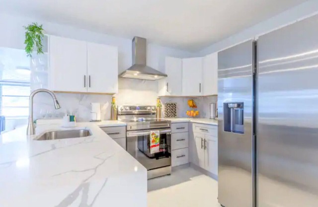 Spacious 4-bedroom house with WiFi, AC in charming Pompano Beach