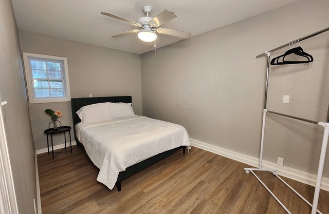 Spacious 4-bedroom townhome with WiFi and AC in enchanting Tallahassee