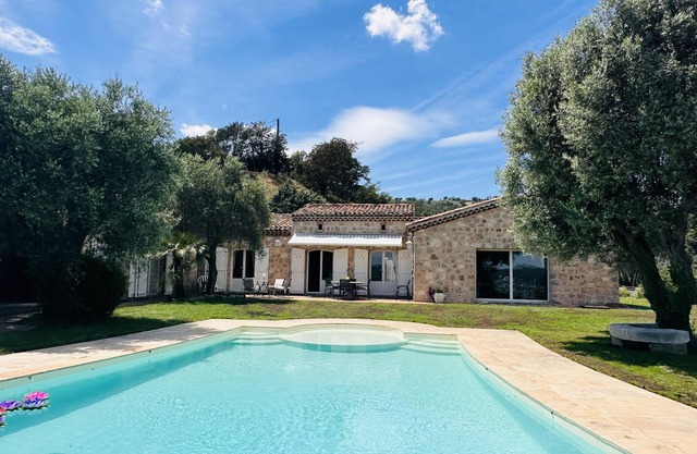 Spacious 4 bedroom villa in a very quiet setting with panoramic views, a pool and a lovely garden. - 2241