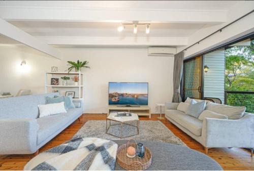 Spacious 4-Bedrooms Family Home in Lindfield
