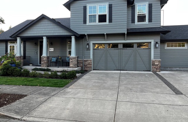 Spacious 4 BR 3BTH dog-friendly home minutes from UofO