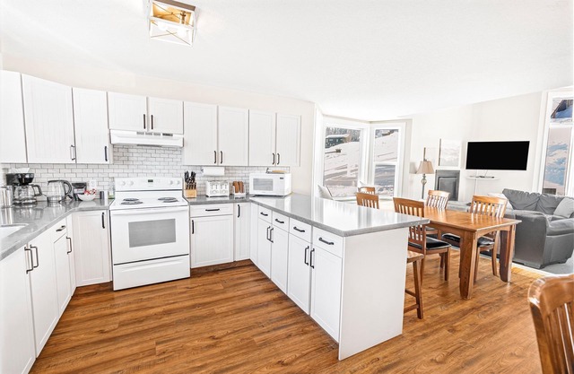 Spacious 4-Level Suite w/Fireplace & Flexible Sleeping for 17