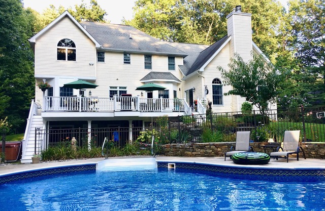 Spacious 4-room family house with pool ~ 25 acres of forest in the garden