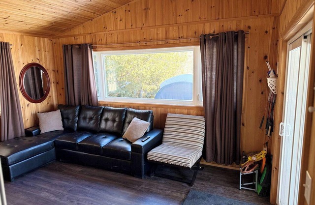 Spacious 4 season cottage by Balsam Lake