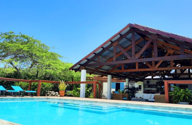 Spacious 4bed - 3bath villa w infinity pool and lush surroundings.