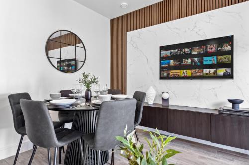 Spacious 4BR Home, Garden & Parking, Sleeps 8