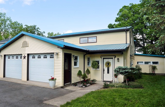 Spacious 4BR Lake House in Wine Country-Gorgeous Views, Hot Tub, Smart TVs, WiFI