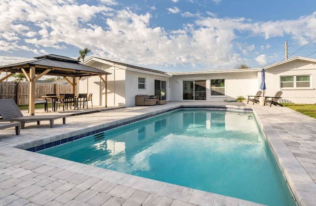 Spacious 4BR Oasis w/Pool Near Anna Maria Island