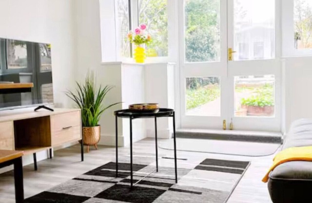 Spacious 4BR Stayfolk Home in Luton | Sleeps 10 | Near Airport & Station