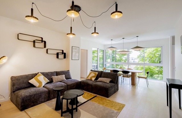 Spacious 4BR with Lovely Balcony ☀️