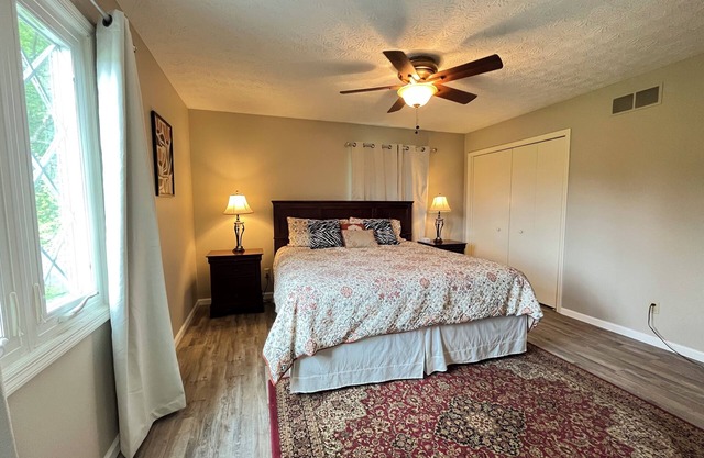 Spacious 5-bed farmhouse w/Pool Table, Table Tennis Close to Columbus Zoo