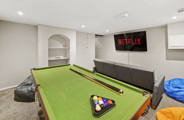 Spacious 5-Bed TownHouse-Parking-Wifi