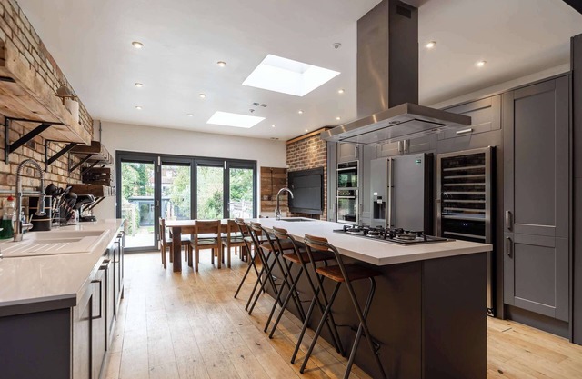 Spacious 5 Bedroom Home with Garden in Tooting