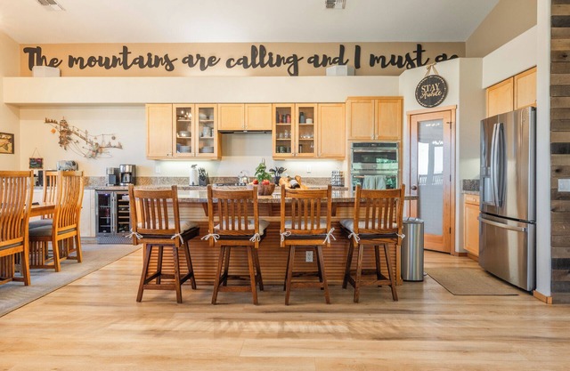 Spacious 5 Bedroom Townhouse with/Black Pass Ski/Parking Passes!