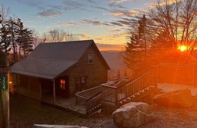 Spacious 5-bedroom bungalow near Cupp Run w/beautiful western & sunset views