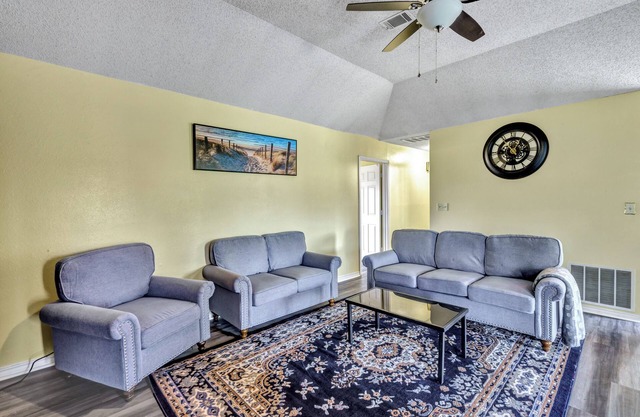 Spacious 5-bedroom cabin in charming Howe with WiFi, AC