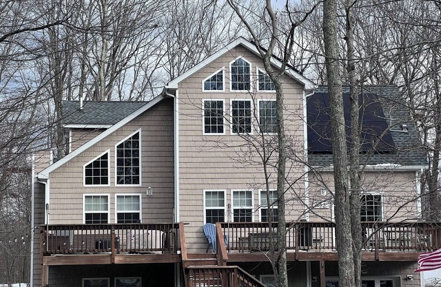 Spacious 5-bedroom chalet in Masthope with WiFi, AC. 2 Minutes to Ski Mountain