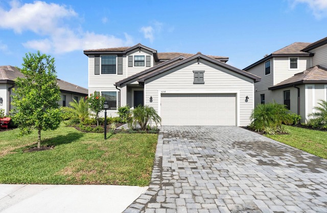 Spacious 5-bedroom house in the resort style Community of Lorraine Lakes!