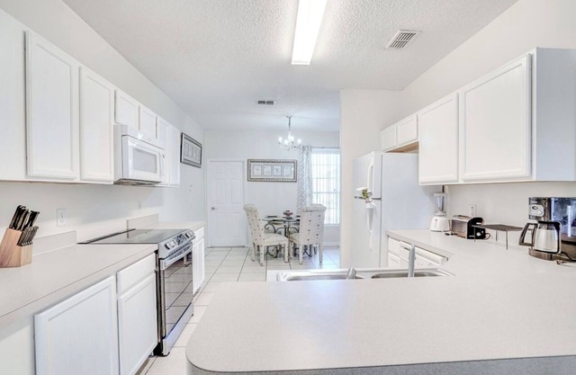 Spacious 5-bedroom house with Pool and WiFi in charming Davenport