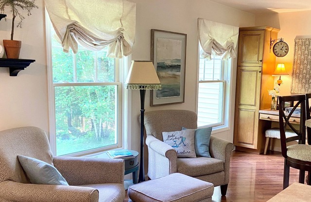 Spacious 5-Bedroom Home with AC Close to Ferries