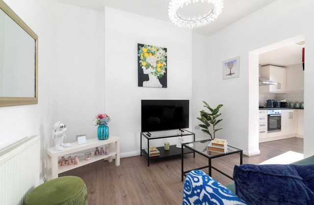 Spacious 5-Bedroom Home in Camden Town – Ideal for Groups & Families