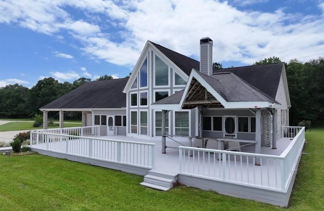Spacious 5-bedroom house with AC, outdoor area in charming Beaumont.
