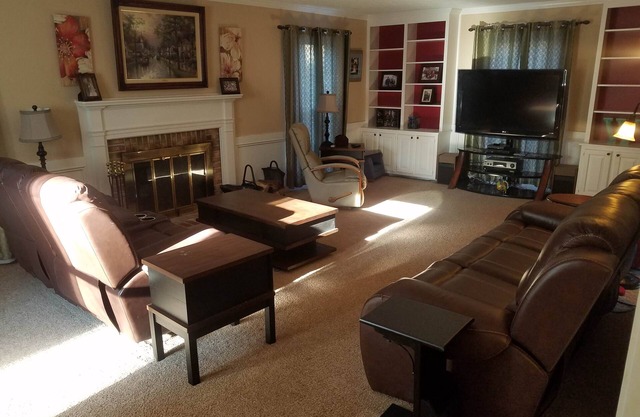 Spacious 5 -bedroom house in welcoming Dunwoody, large back yard. Close to MARTA